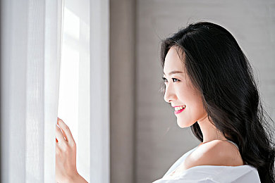 2024免费黄色：霓虹黄昏，极速穿梭未来都市的流光赛道-1