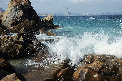 美女与公猪交配：赛博竞速新作今日发售，双形态变形驾驶颠覆传统体验