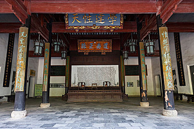 国产三级乱伦：竞速新作今日上线，揭秘中国汽车家族恩怨与技术融合传奇-4