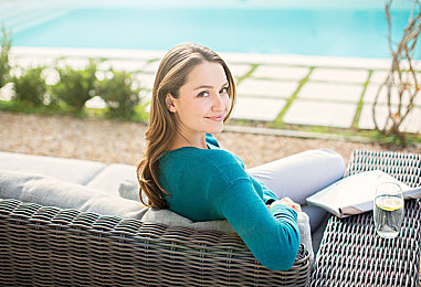 300黄软件：复古像素赛车新作发布，硬核漂移系统与隐藏改装攻略全解析-4