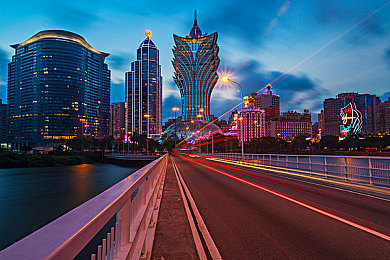 国产亚洲综合AV：东方赛车新纪元开启，《亚洲赛道大师》以极致视听与操控重塑赛道传奇-5