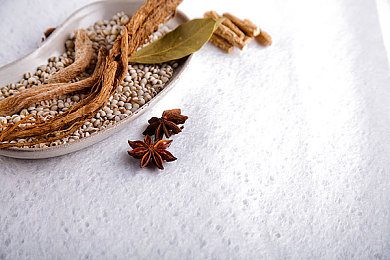 女生把筷子放屁眼里不能掉的视频：极致平衡挑战，狭小支点上的绝对稳定艺术