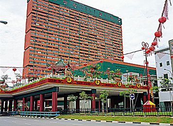 自由青少年业余自由性别教育：极速驰骋中探寻真我，无界改装与多元表达的都市冒险之旅