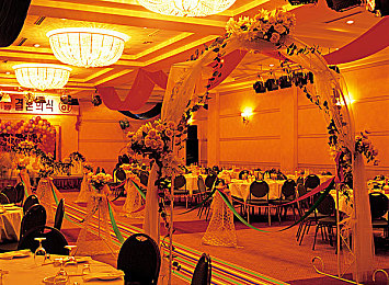 少妇XXX:霓虹胎痕,命运弯道中的疾驰救赎之旅-1