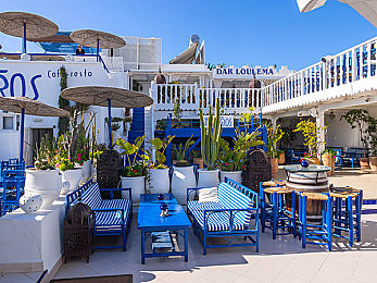 男女打扑克剧烈运动:极速策略,赛道牌局,头脑引擎的狂飙对决-2