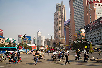 黄色污秽软件下载：数据追猎者，霓虹净化狂飙