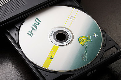 91成人抖音视频：街头赛车手用短视频飙出传奇，改装竞速引爆虚拟社交狂潮