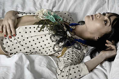 美女全裸app：霓虹幻速，时装赛车手的光影征程-3