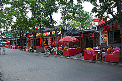 美女不穿衣服软件。:霓虹飞驰,幻影画布上的速度与个性狂想曲-2