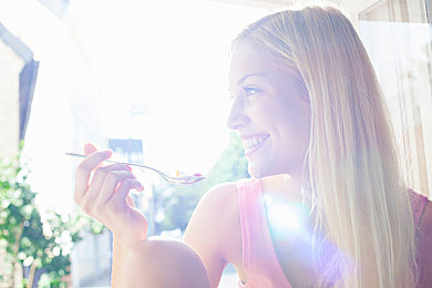 旅行者骑在雷神身上运动轮廓:雷霆将军实战攻略揭秘,极致充能爆发统御战场-2