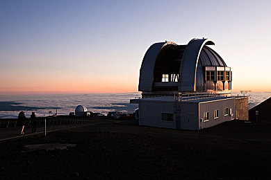 操鸡app:霓虹城飙车新作上线,深度改装与动态天气重塑移动竞速体验-3