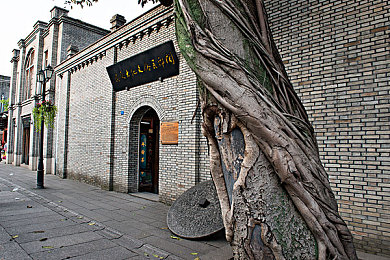 亚色一区二区：驾驭霓虹，征服弯道与直道的视觉艺术