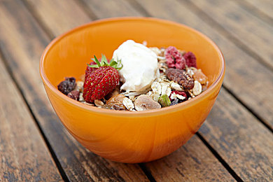 打扑克牌又疼又叫：极速狂飙与心理博弈，体验双重刺激竞速新作