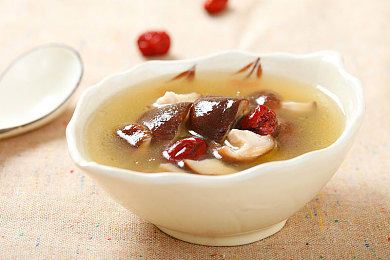 不知火舞和三个小男孩在森林深处:女格斗家携少年突围,拳皇新作开启森林竞速生存战-3