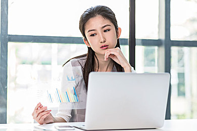 打扑克又疼又痛APP：极速狂飙脑力全开，策略卡牌点燃赛道对决