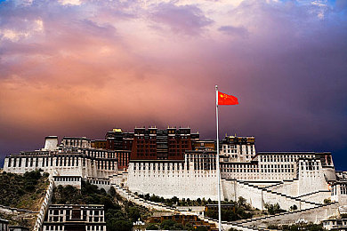 黄色软件网站3.0.3：赛博朋克新游发售，化身黑客车手体验非法改装与街头狂飙