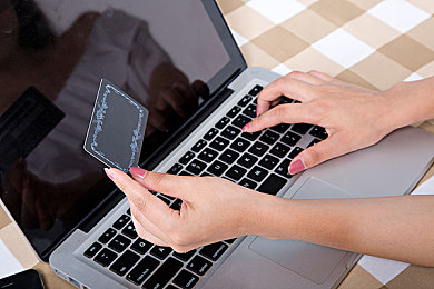 成人Av影视:《极速狂飙:都市霓虹》正式发售,沉浸式未来都市竞速体验获专业评测盛赞-3