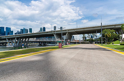 蜜桃av色：霓虹幻影，极速穿梭于未来都市的迷离夜色-4