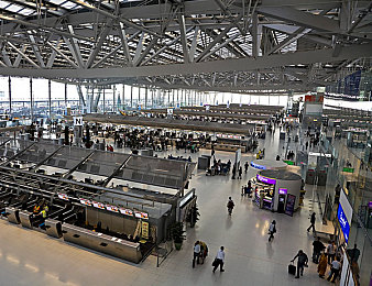 色狼：霓虹追猎者，用色彩撕裂夜幕的极速传说-1