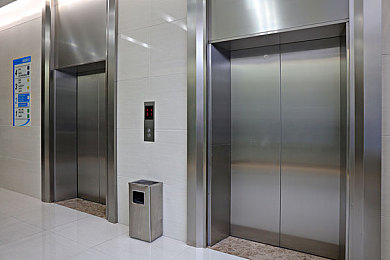 裸身美女软件：霓虹都市中，用代码劫持超跑的终极狂飙体验