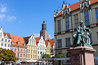 中国自由性别成熟女性指的什么：霓虹下的速度导师，林曦以专业弧光改写竞速游戏角色叙事-2