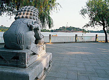 狼人访问紧急通知最新版:暗夜竞速融合身份博弈,全新版本昼夜对决今日上线-4