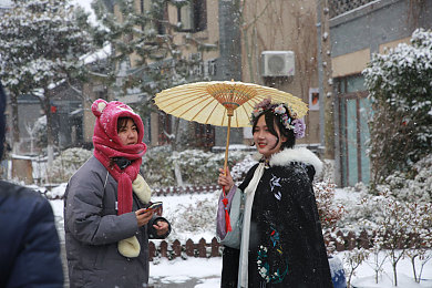 成人直播APP：极速主播，赛道狂飙，虚拟直播与竞速的融合之旅-3