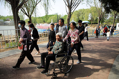 晚上打扑克又疼又叫：硬核竞速新作今日上线，拟真损伤与夜赛挑战引爆玩家热议-2