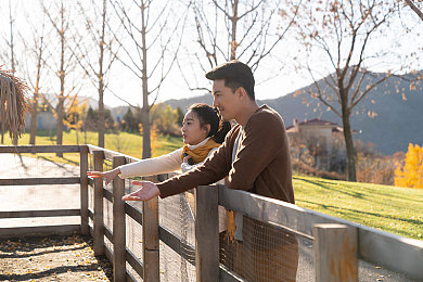 福建幼儿小表妹紫色面具：霓虹巷陌中，逆流者的数据乡愁与身份迷踪-3