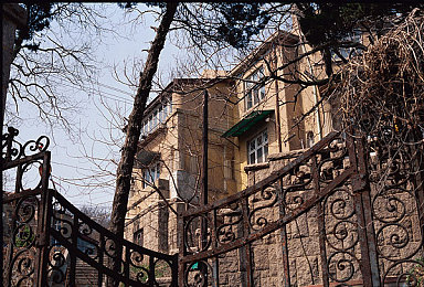 美女不穿衣服视频软件：深度伪造危机下的极速追猎，赛车游戏直面网络伦理争议-1