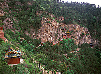 黄色视频乱伦：极速伦理颠覆传统竞速，在霓虹赛道直面道德抉择与信息陷阱