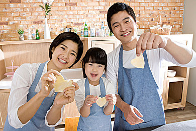 女人和公猪：复古肌肉车与钢铁猛兽，共闯废土公路的荒诞冒险-2