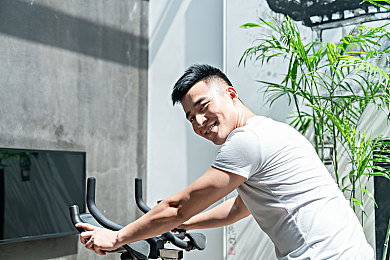 免费 男同   深夜网站：独立竞速游戏《霓虹夜驰》上线，以未来都市夜驰之旅演绎细腻情感羁绊-4