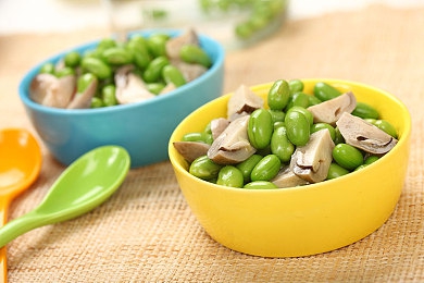 两人一上一下打扑克:双轨竞速,心机对垒,同步出牌决胜瞬息赛道-2