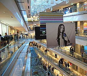 wwwxxx中国少妇:霓虹夜幕下的速度诗篇,双重人生的竞速传奇-3