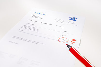 美女脱衣服视频软件：极速羁绊，霓虹赛道与成长叙事之旅-3