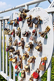 黄泻软件：当失控代码成为赛道，不完美竞速美学-4