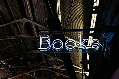 牛奶酒精冰块：霓虹杯中的速度配方，赛道上的化学狂想曲-3