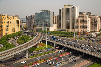 美女脱光视频软件：虚拟偶像竞速，揭秘赛道背后的互动直播之旅-1
