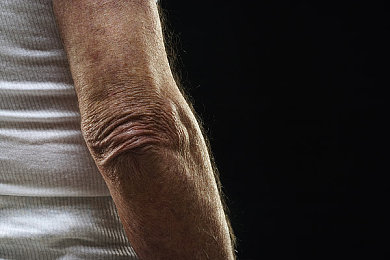 黄色成人色色软件：色彩狂飙成人挑战版上线，动态赛道考验视觉反应-5