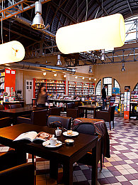 色中合：霓虹光谱，疾驰于色彩定律的竞速谜境