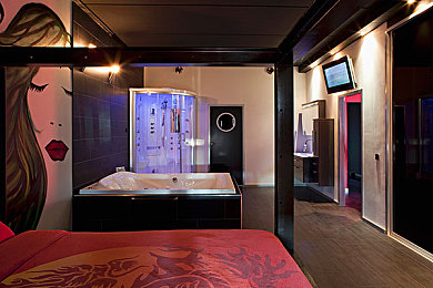 黄色软件0PP0：当竞速遇上代码，黑客车手在虚拟赛道争夺数据霸权-5