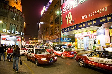 旗袍开襟双人运动：锦缎飞驰，云纹共驭东方极速幻想-5