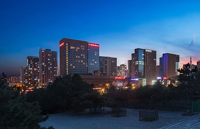 张警犬撞玻璃视频剧情介绍：警犬特攻队都市追击，趣味失误背后的开放世界冒险-5