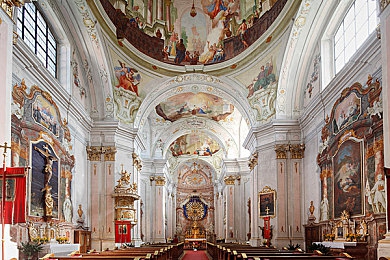 老师的兔兔：粉红座驾与机械灵魂的竞速诗篇