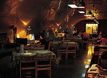 国产成人视屏：都市夜行者的道德抉择与命运方向盘-5