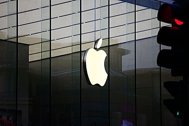 男人把坤坤放在女人的甜甜圈上:极速狂飙与甜蜜幻境,隐藏惊喜的竞速乐园-3