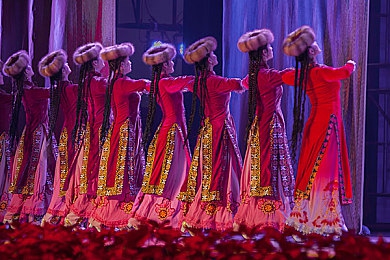 国产精品成人大片：硬核驾驶模拟新作，极致拟真挑战你的赛道掌控力-5