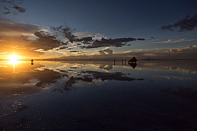 九色  丨PORNY丨首页：霓虹幻境极速狂飙，赛博赛车新作深度试玩报告今日发布-5