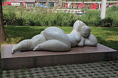 一男一女在拔萝卜：双人共驾改装车，泥地协作拔萝卜拉力赛深度体验-2